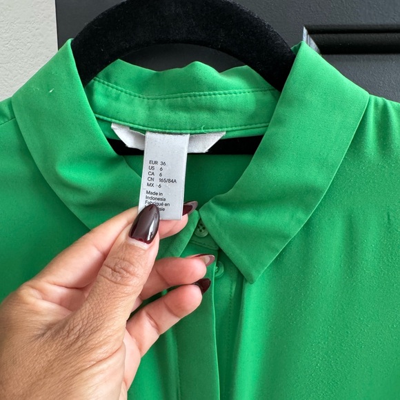 H&M Tops - H&M Bright Green Button-Front Collared Blouse